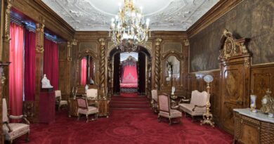 Obiectul lunii februarie, la Peleș: Pat și fotoliu Berger, din Apartamentul Imperial