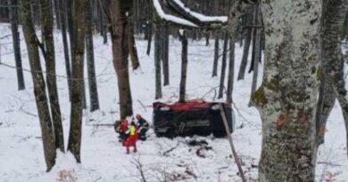 DN1A: Trei tinere rănite, după ce s-au răsturnat cu mașina într-o prăpastie