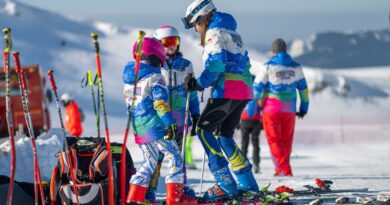 „Iarna car și vara sanie”: Clubul Sportiv Carpați Sinaia deschide înscrierile la secția de schi alpin pentru copii