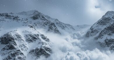 Traseele de mare altitudine din Bucegi rămân închise: Zăpadă abundentă și risc de avalanșe