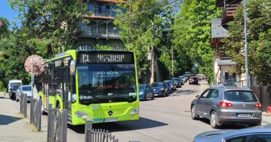 Spectacol sau oraș paralizat? Trofeul Sinaia împarte comunitatea în două tabere, din cauza restricțiilor severe și aglomerației din weekendul automobilistic Spectacol sau oraș paralizat? Trofeul Sinaia împarte comunitatea în două tabere, din cauza restricțiilor severe și aglomerației din weekendul automobilistic